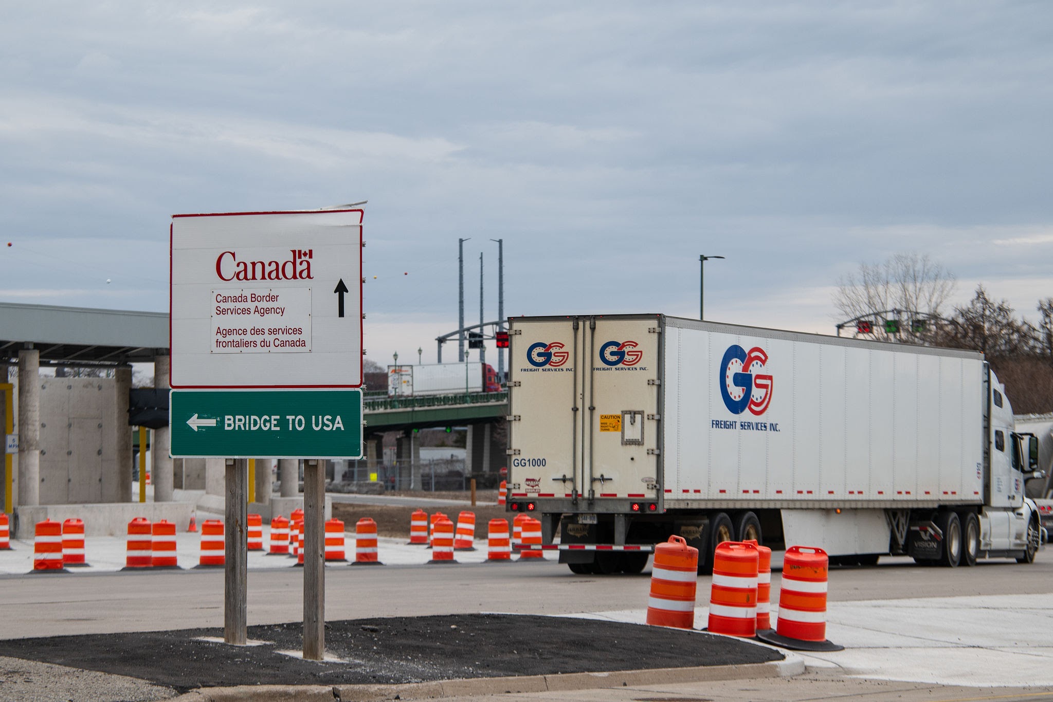Commercial-truck-at-the-U.S.-Canada-border
