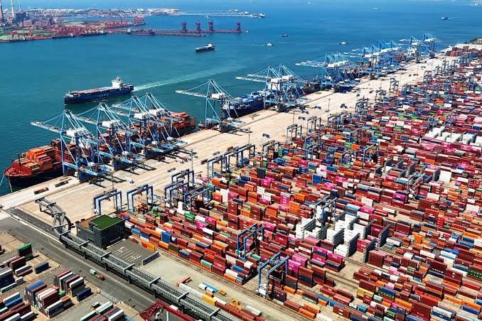 Global-shipping-port-and-cargo-containers