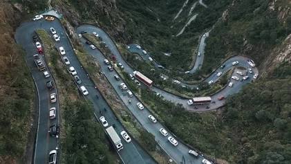 Gridlock on a narrow route